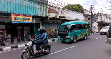 Dhoho Sokağı Kediri, Doğu Java, Endonezya 'da trafik manzarası. 09 Ocak 2023
