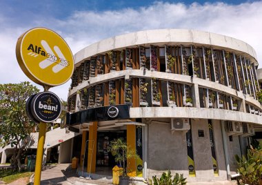 Endonezya 'daki Alfa Ekspres Market' in ön manzarası. Dinlenme Alanı Tol Mojosono KM 678 A. Mojokerto, Doğu Java, Endonezya. 09 Ocak 2023