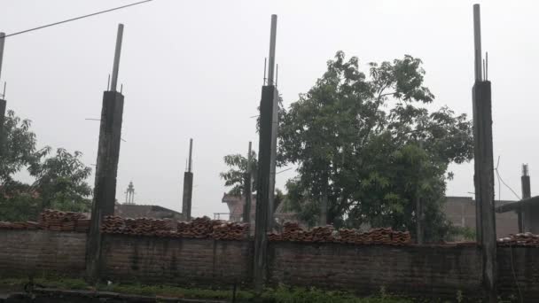 Hujan Lebat Pemandangan Bangunan Renovasi Diambil Alih Surabaya Jawa Timur — Stok Video