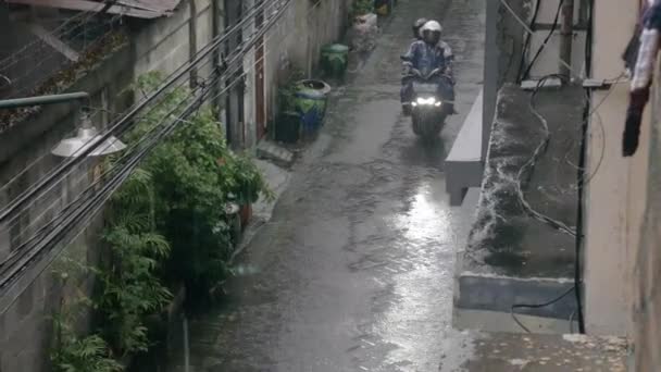 Sepeda Motor Tengah Hujan Top View Sudut Tinggi Diambil Alih — Stok Video