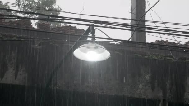 Sağanak Yağmurda Parlak Sokak Lambası Surabaya Doğu Java Endonezya Çekildi — Stok video