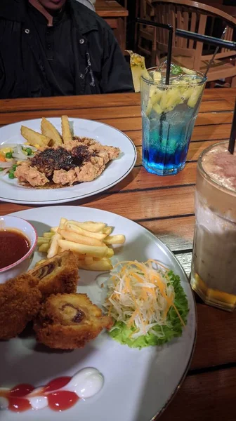 Yemek Çecek Fotoğrafları Restoran Tavuğu Tarafından Şlendi — Stok fotoğraf