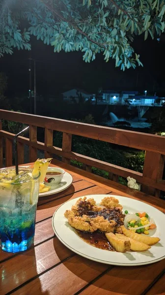 Yemek Çecek Fotoğrafları Restoran Tavuğu Tarafından Şlendi — Stok fotoğraf