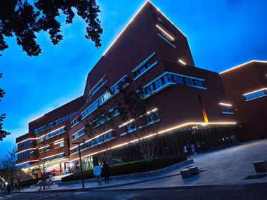 Şehrin modern binası