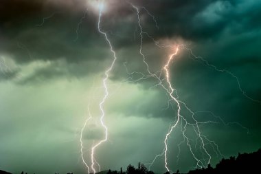 Karadağ 'da fırtına ve şimşek