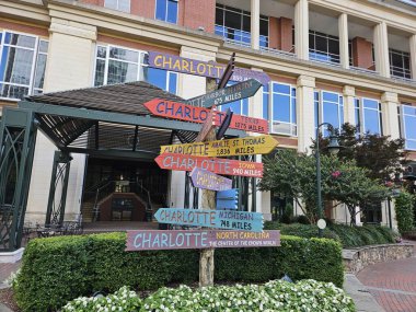 Charlotte 'a nasıl gidileceğini. Charlotte, Kuzey Carolina 'daki Green' de bir tabela..