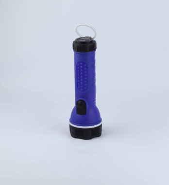 Beyaz bir arka plan üzerinde izole mavi el feneri