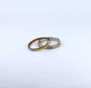 Beyaz bir arka plan üzerinde izole altın bilezik