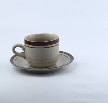 Beyaz arkaplanda izole edilmiş seramik bardak