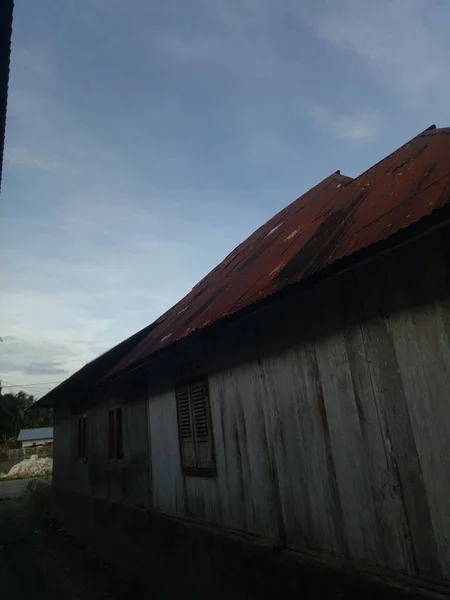 Starý Dřevěný Dům Rezavou Střechou — Stock fotografie