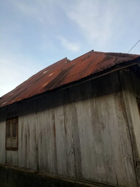 Casa Madeira Velha Com Telhado Enferrujado — Fotografia de Stock