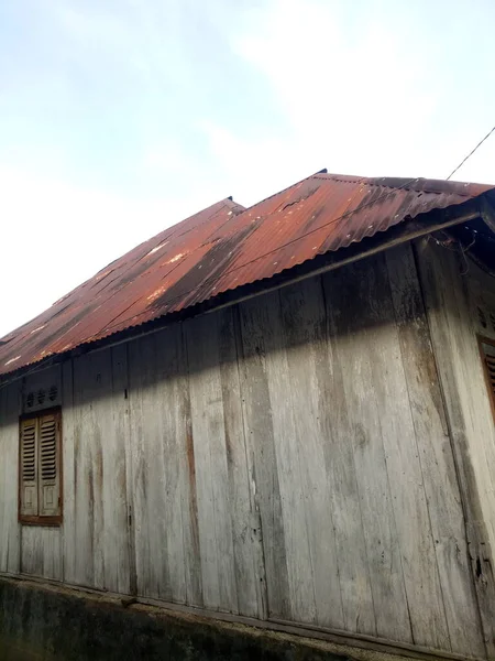 Casa Madeira Velha Com Telhado Enferrujado — Fotografia de Stock