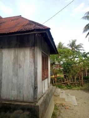 Paslı çatılı eski ahşap ev