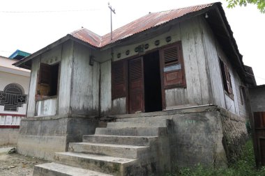 Paslı çatılı eski ahşap ev