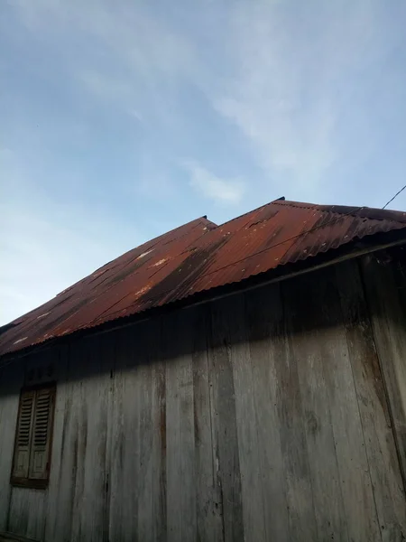 Starý Dřevěný Dům Rezavou Střechou — Stock fotografie