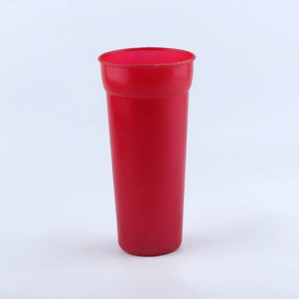 白い背景に隔離された赤いプラスチックカップ — ストック写真