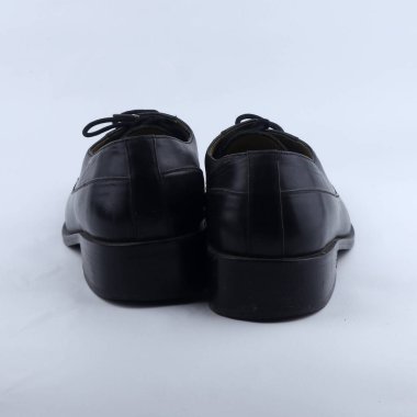 Beyaz arka planda izole edilmiş klasik siyah deri ayakkabılar.