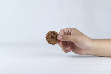 Beyaz arka planda izole edilmiş bir pastayı tutan el. Reklam için boş alan