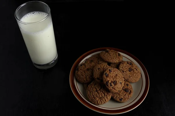 Kekse Und Milch Auf Schwarzem Hintergrund Raum Für Text — Stockfoto