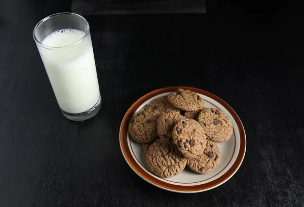 Kekse Und Milch Auf Schwarzem Hintergrund Raum Für Text — Stockfoto