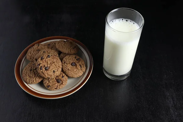 黒を基調としたクッキーとミルク テキストのスペース — ストック写真