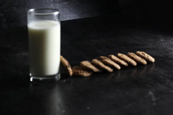 Biscotti Latte Sfondo Nero Spazio Testo — Foto Stock