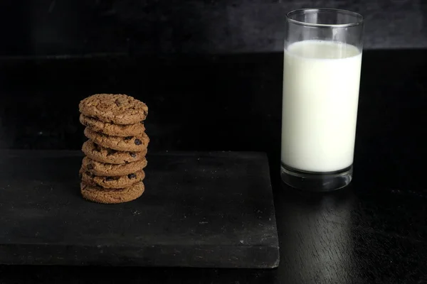 Biscotti Latte Sfondo Nero Spazio Testo — Foto Stock