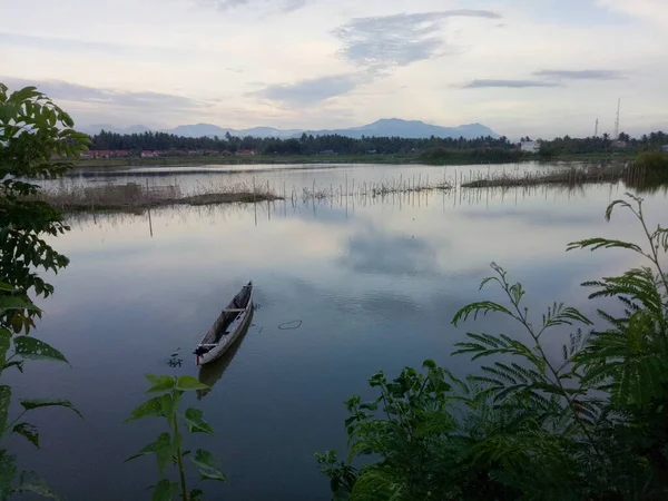 Limboto Gölü Gorontalo Endonezya Nın Sularında Yüzen Geleneksel Ahşap Tekne — Stok fotoğraf