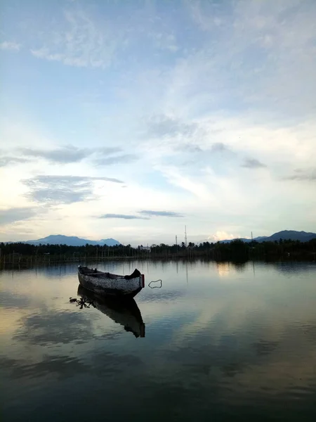 Traditionele Houten Boot Drijvend Wateren Van Lake Limboto Gorontalo Indonesië — Stockfoto