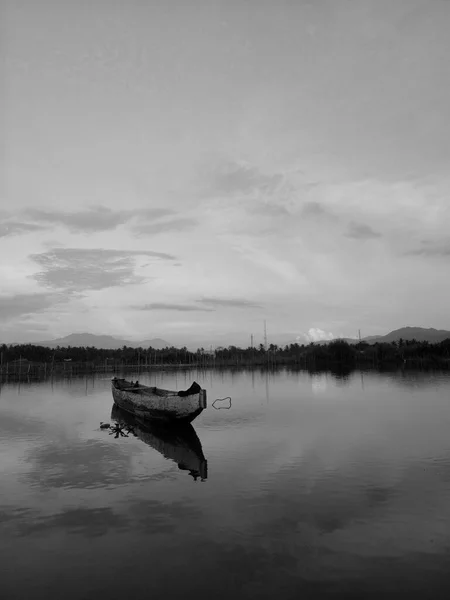 Barco Madeira Tradicional Flutuando Nas Águas Lago Limboto Gorontalo Indonésia — Fotografia de Stock