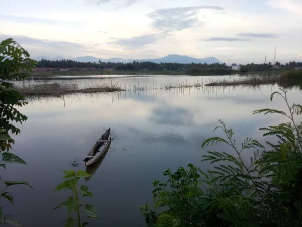 Традиційний Дерев Яний Човен Плаває Водах Озера Лімбото Горонтало Індонезія — стокове фото