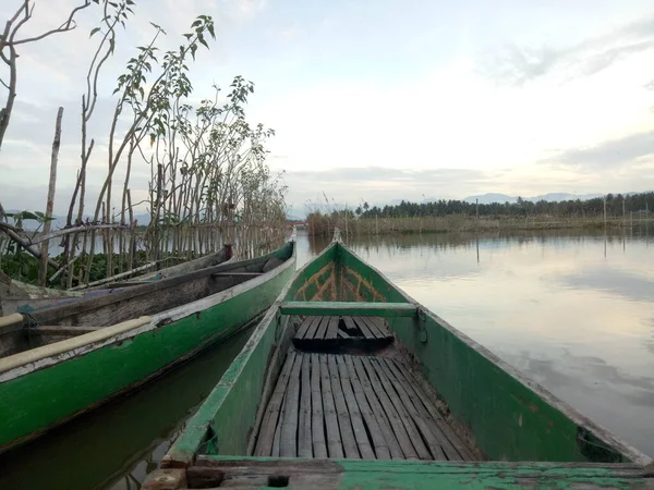 传统的木船漂浮在印度尼西亚Gorontalo的Limboto湖上 平静湖上的小船 — 图库照片