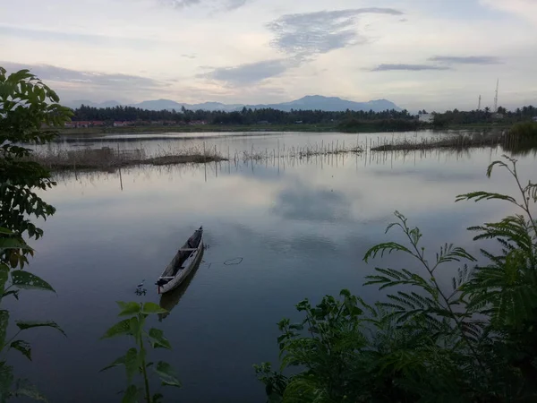 Traditionele Houten Boot Drijvend Wateren Van Lake Limboto Gorontalo Indonesië — Stockfoto