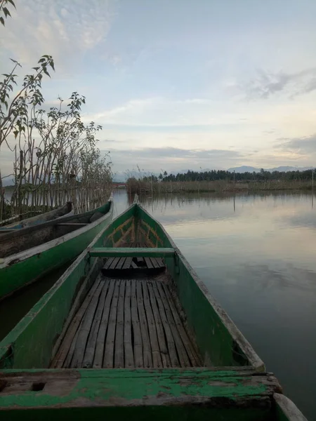 Barco Tradicional Madera Flotando Las Aguas Del Lago Limboto Gorontalo —  Fotos de Stock