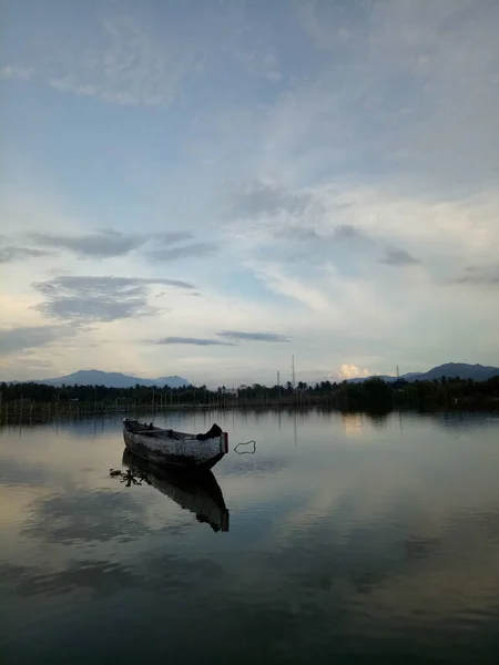 Tradycyjna Drewniana Łódź Pływająca Wodach Jeziora Limboto Gorontalo Indonezja Mała — Zdjęcie stockowe