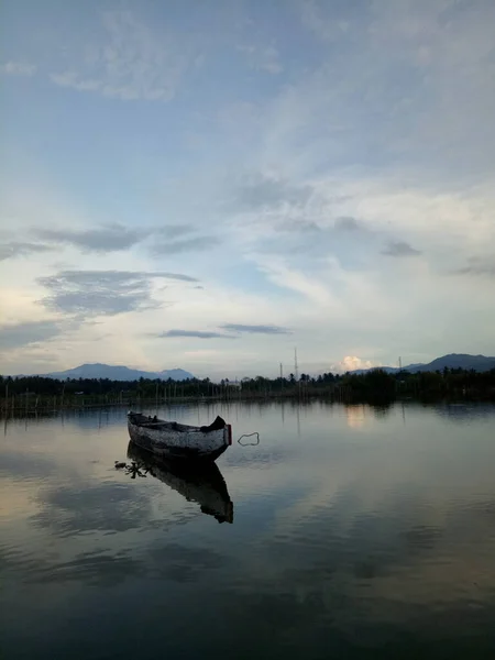 Barco Tradicional Madera Flotando Las Aguas Del Lago Limboto Gorontalo — Foto de Stock