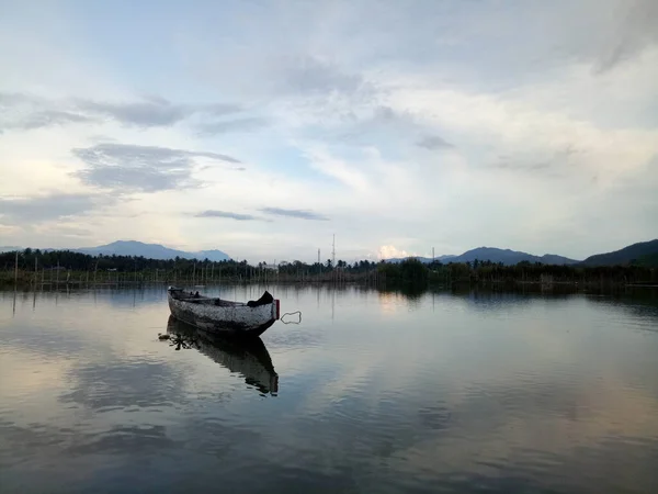 Tradizionale Barca Legno Galleggiante Sulle Acque Del Lago Limboto Gorontalo — Foto Stock