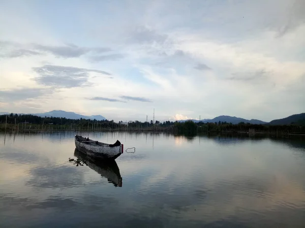 Barco Tradicional Madera Flotando Las Aguas Del Lago Limboto Gorontalo —  Fotos de Stock