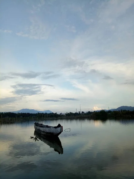Tradycyjna Drewniana Łódź Pływająca Wodach Jeziora Limboto Gorontalo Indonezja Mała — Zdjęcie stockowe