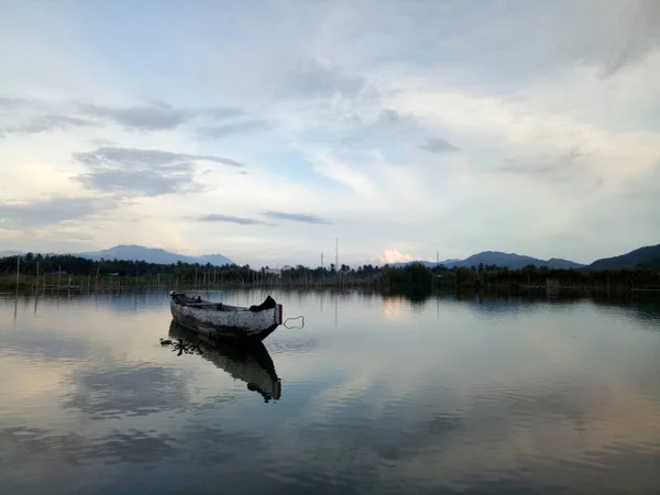 インドネシアのゴロンタロ湖の水に浮かぶ伝統的な木製のボート 穏やかな湖の上に小さな木製のボート — ストック写真