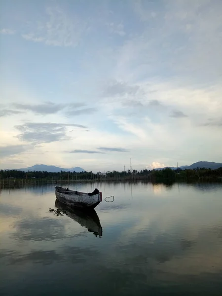 Традиційний Дерев Яний Човен Плаває Водах Озера Лімбото Горонтало Індонезія — стокове фото