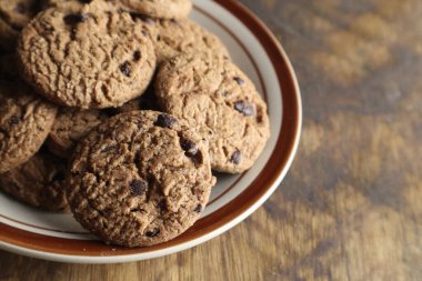 Tahta masada çikolatalı kurabiyeler. Kapat.