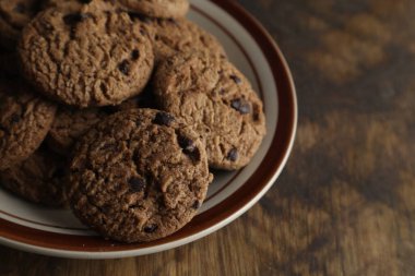 Tahta masada çikolatalı kurabiyeler. Kapat.