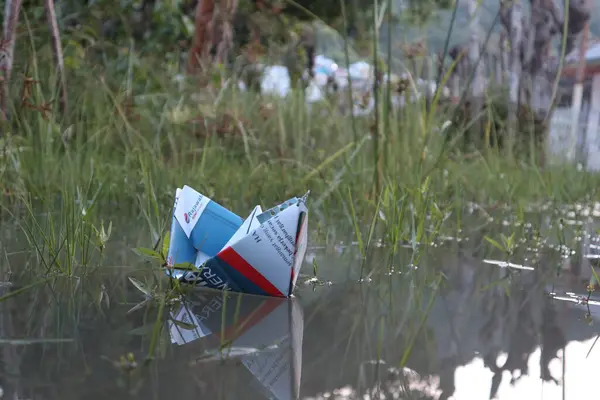 Gorontalo Ινδονησία Νοέμβριος 2022 Χαρτί Βάρκα Για Νερό Πράσινο Φόντο — Φωτογραφία Αρχείου