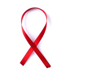 Kırmızı Destek Kurdelesi beyaz arkaplanda izole edildi. Dünya yardımları günü, ulusal HIV / AIDS ve yaşlanma ayını kırmızı kurdeleyle karşılıyor. kopyalama alanı