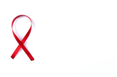 Kırmızı Destek Kurdelesi beyaz arkaplanda izole edildi. Dünya yardımları günü, ulusal HIV / AIDS ve yaşlanma ayını kırmızı kurdeleyle karşılıyor. kopyalama alanı