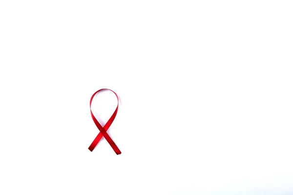 Κόκκινη Κορδέλα Υποστήριξης Απομονωμένη Λευκό Φόντο Παγκόσμια Ημέρα Aids Και — Φωτογραφία Αρχείου