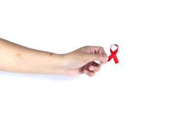 Kırmızı kurdeleli el sembolü beyaz arka planda HIV 'li kişiler için endişe anlamına geliyor