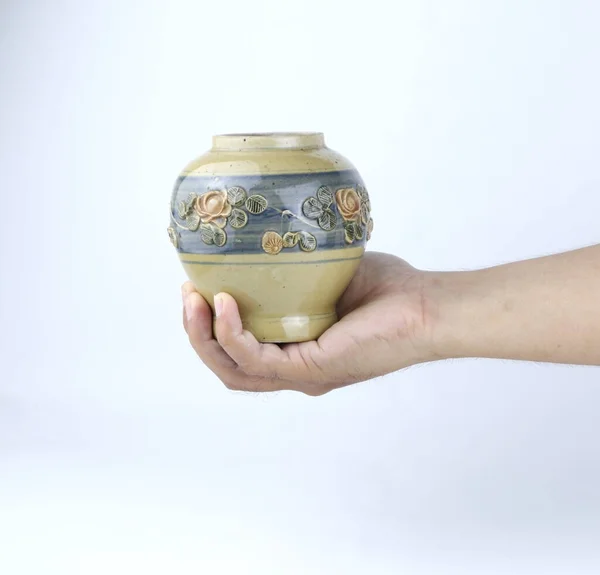 白を基調としたヴィンテージの陶器の花瓶を手に持ち — ストック写真