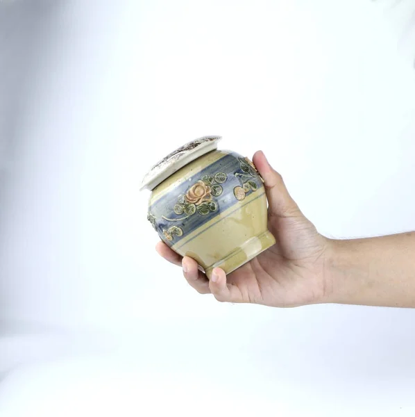Mão Segurando Vaso Cerâmico Vintage Isolado Fundo Branco — Fotografia de Stock